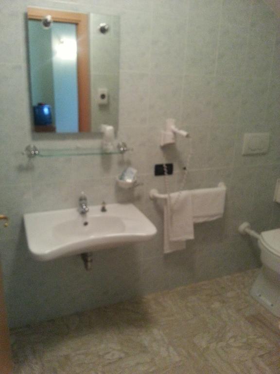 Hotel La Furnacelle لانشانو الغرفة الصورة